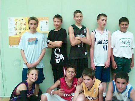 mn ékipe de basket a l'entrainement